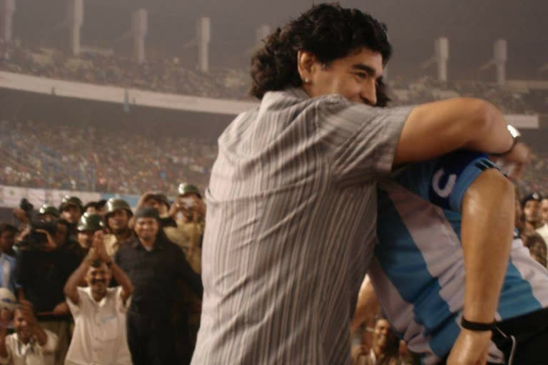 Diego Maradona hugging his sculpture