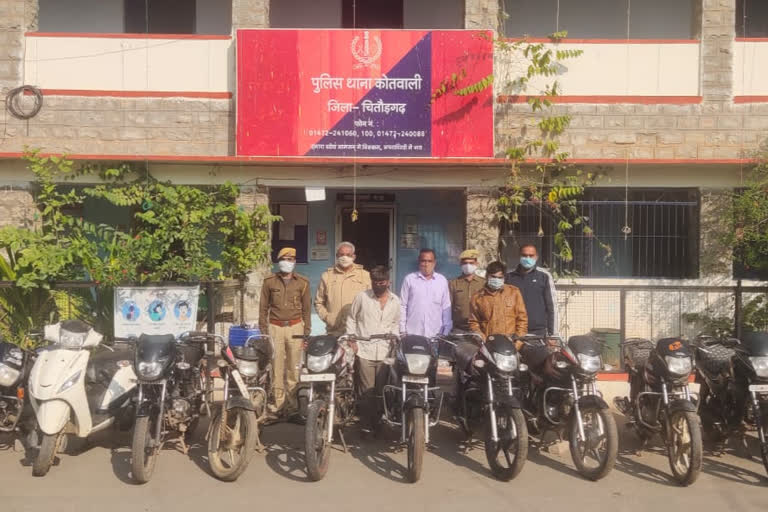 दोपहिया बाइक के साथ आरोपी गिरफ्तार, Accused arrested with two-wheeler bike