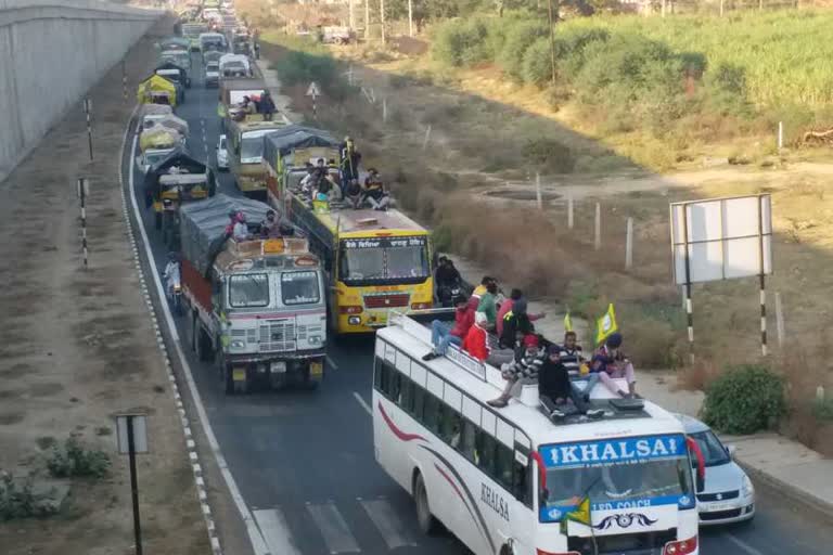 farmers 50 km long convoy passing from jind towards delhi