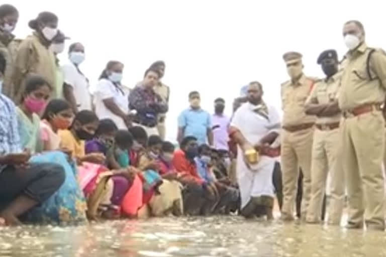 kurnool SP Fakirappa helped for handicapped to held pushkara pooja at sankalbhag ghat