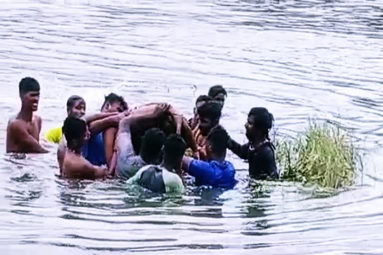 12-year-old boy dies in floodwaters  Flood Water Deaths  Palaru River Deaths  12-year-old boy dies in Palaru River floodwaters  பாலாற்று வெள்ளத்தில் இறங்கி 12 வயது சிறுவன் உயிரிழப்பு  வெள்ளத்தில் இறங்கி 12 வயது சிறுவன் உயிரிழப்பு  நிவர் புயல் உயிரிழப்புகள்