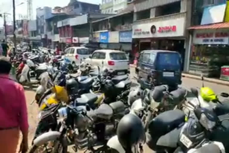 Traders against illegal parking on roads  Taliparamba  kannur local news  തളിപ്പറമ്പ്  കണ്ണൂര്‍ പ്രാദേശിക വാര്‍ത്തകള്‍  കണ്ണൂര്‍  തളിപ്പറമ്പില്‍ അനധികൃത പാർക്കിങിനെതിരെ വ്യാപാരികൾ