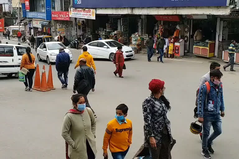 people not wearing masks in mandi