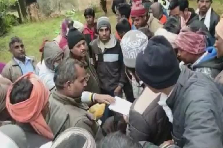 farmer-waiting-for-token-in-bilaspur