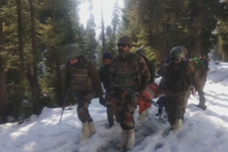 army soldiers came forward to help the newborn baby and the mother, the people applauded in kupwara jammu and kashmir