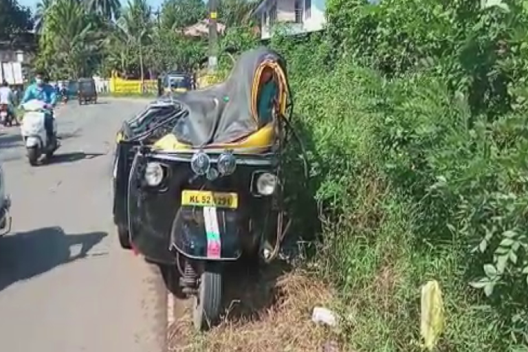 private bus collided with auto rickshaw  two killed  malappuaram  സ്വകാര്യ ബസും ഓട്ടോയും കൂട്ടിയിടിച്ചു  മലപ്പുറം  പട്ടാമ്പി  ചെർപ്പുളശ്ശേരി