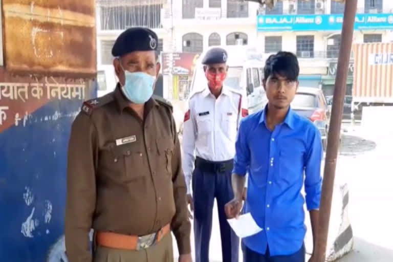 Police cut challan of those who do not wear masks in palwal