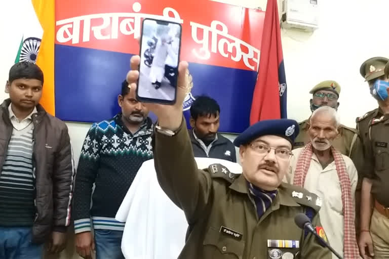 पकड़े गए गिरोह के साथ पुलिस