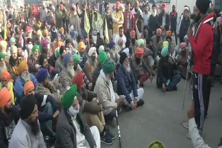 Meeting of farmers' organizations continues at Singhu border