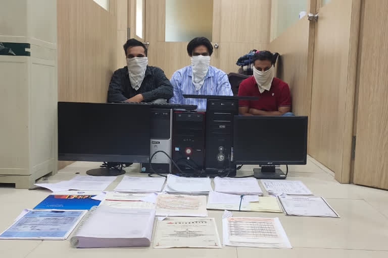 Vadodara marksheet scam, Vadodara Police busted a gang, vadodara fake mark sheets and degrees, போலி சான்றிதழ்கள், வடோதரா போலி சான்றிதழ்கள், வடோதரா போலி பட்டங்கள்