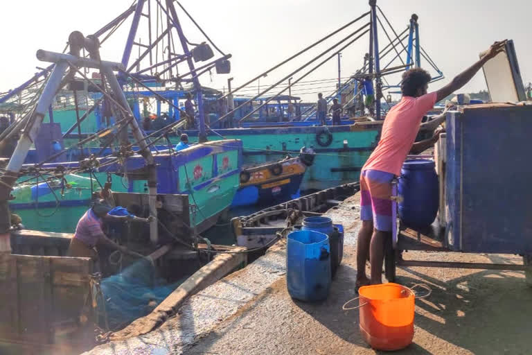 கடலுக்கு மீன்பிடிக்கச் சென்ற இராமேஸ்வரம் மீனவர்கள்