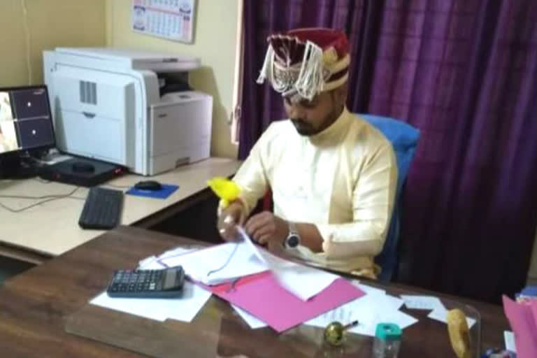 photo-of-a-groom-working-in-the-office-went-viral