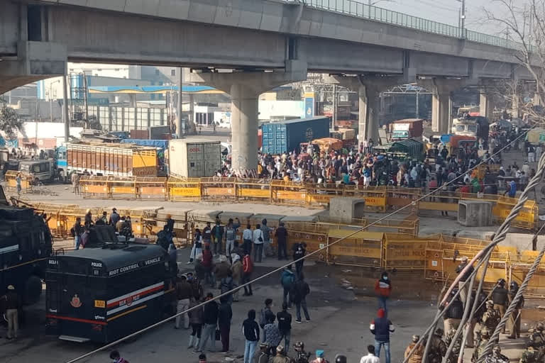 Farmers burn tyres at Delhi border;