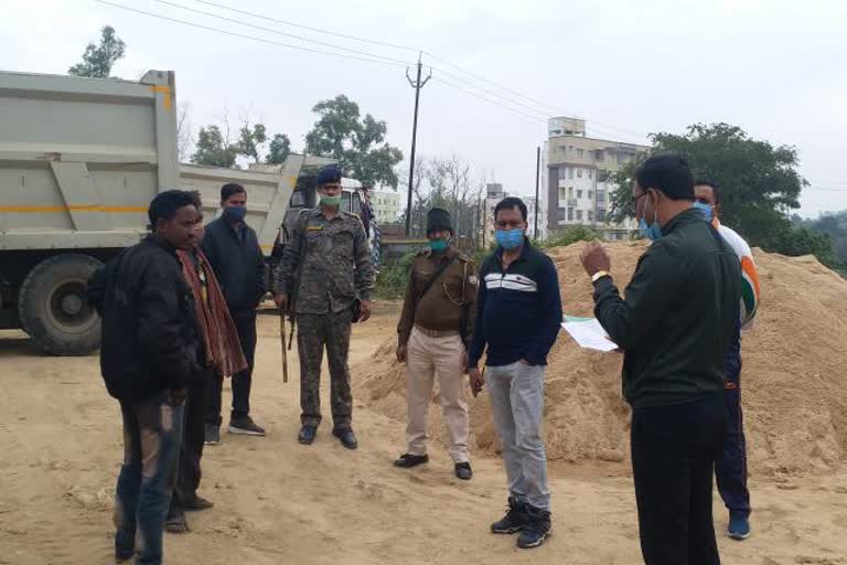 illegal sand raid continues in dhanbad