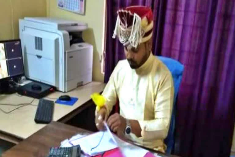 Photo of a groom working in the office went viral