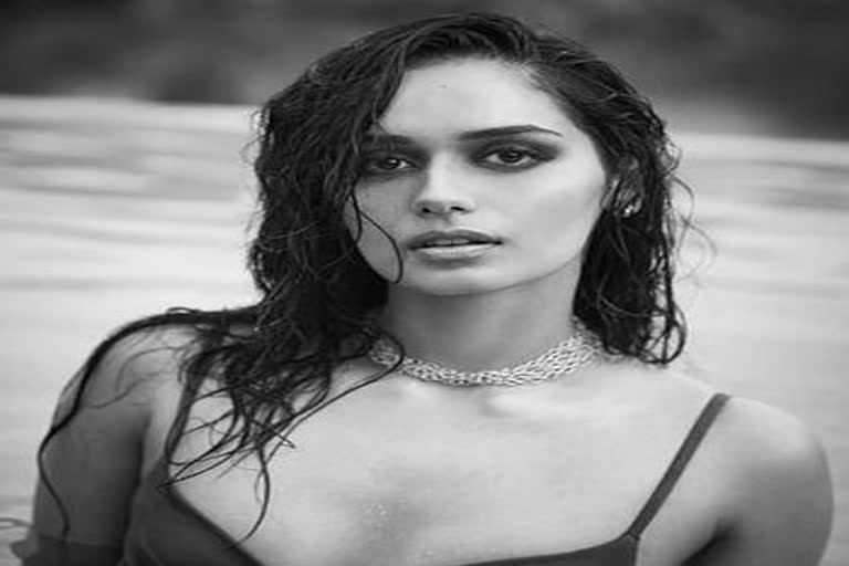 manushi-chhillar-bold-photos-going-viral-in-pool