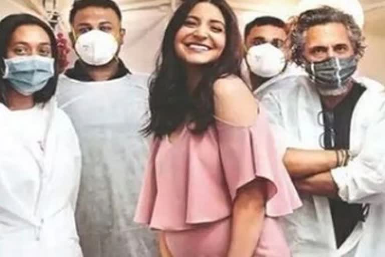 pregnant-anushka-picture-with-crew-looks-like-general-hospital