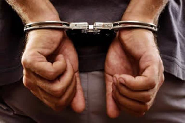 2 held for duping people on pretext of loan default  ഫിനാൻസ് കമ്പനിയിലെ ജീവനക്കാരെന്ന വ്യാജേന തട്ടിപ്പ് വാർത്ത  pretext loan default news  2 held duping people delhi news  finance company former employees news  bike theft at finance company delhi  ലോണെടുത്ത് വായ്‌പ അടച്ചില്ല വാർത്ത  വ്യാജേന ഉപഭോക്താക്കളിൽ നിന്ന് വാഹനം അപഹരിച്ചു വാർത്ത