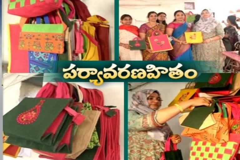 జనపనార బ్యాగులను తయారు చేస్తున్న మహిళలు