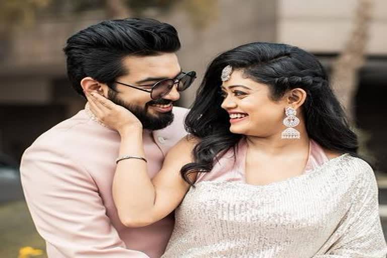 bekhayali-singer-sachet-tandon-and-parampara-thakur-are-engaged