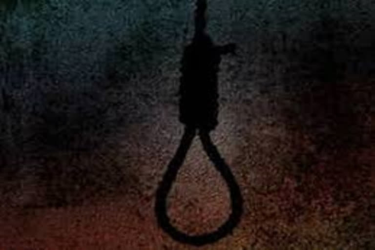 Dalit man found hanging in UP's Muzaffarnagar  UP's Muzaffarnagar  Dalit man found hanging  hanging  ഉത്തര്‍പ്രദേശില്‍ ദളിത് യുവാവിനെ തൂങ്ങിമരിച്ച നിലയില്‍ കണ്ടെത്തി  ദളിത് യുവാവിനെ തൂങ്ങിമരിച്ച നിലയില്‍ കണ്ടെത്തി