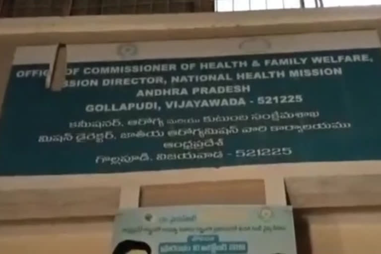 people intercept the transfer of health commissioner office from gollaprolu to mangalagiri