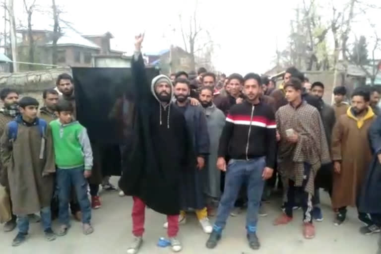 protest at kulgam after the death of a rape victim
