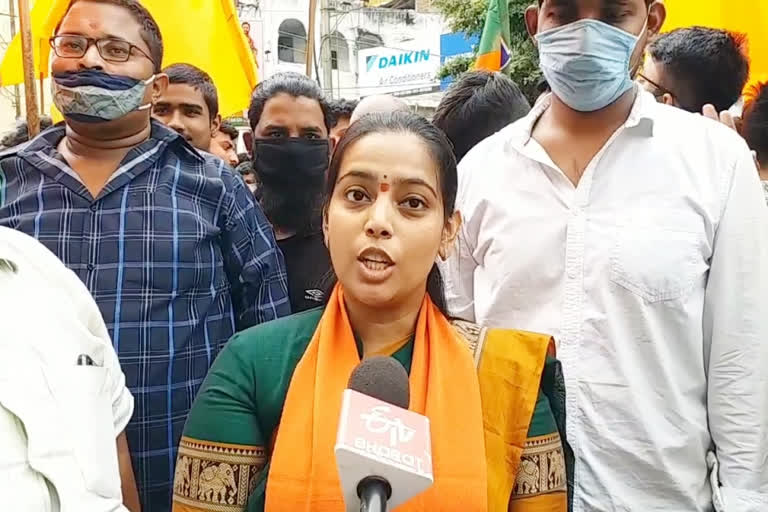 Daughter of the governor bandaru dattatreya involved in the ghmc election campaign