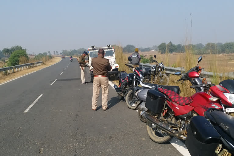 Police threw unclaimed dead body on the road in Jamtara