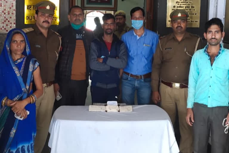 गिरफ्तार आरोपी संग पुलिस