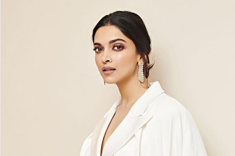 deepika has placed her boyfriend photo as her social media account dp