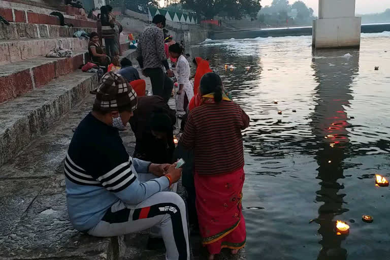 Devotees reach to donate diya on Baikuntha Chaturdashi in raipur