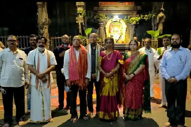 High Court judge visits Srikalahastishwaraswamy