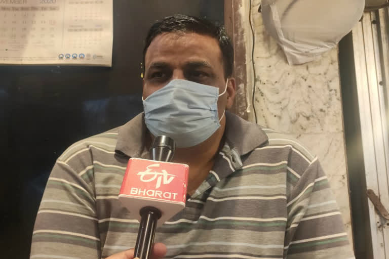 Customers are wearing mask in Delhi's INA market for fear of giving challan