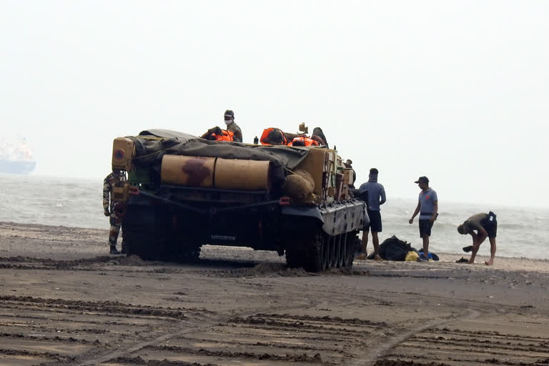 Military excercises done at Kakinada coast  Andhra Pradesh  Andhra Pradesh  Military excercises  അമരാവതി  കിഴക്കൻ ഗോദാവരി ജില്ല  കാക്കിനട തീരത്തെ സൈനിക അഭ്യാസങ്ങൾ