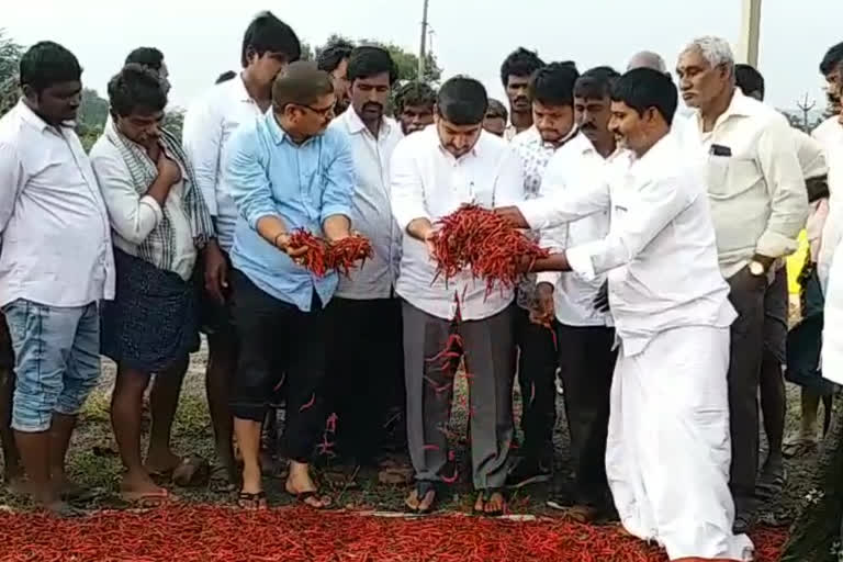 మార్కాపురంలో రైతులను పరామర్శించిన ఎమ్మెల్యే నాగార్జున రెడ్డి