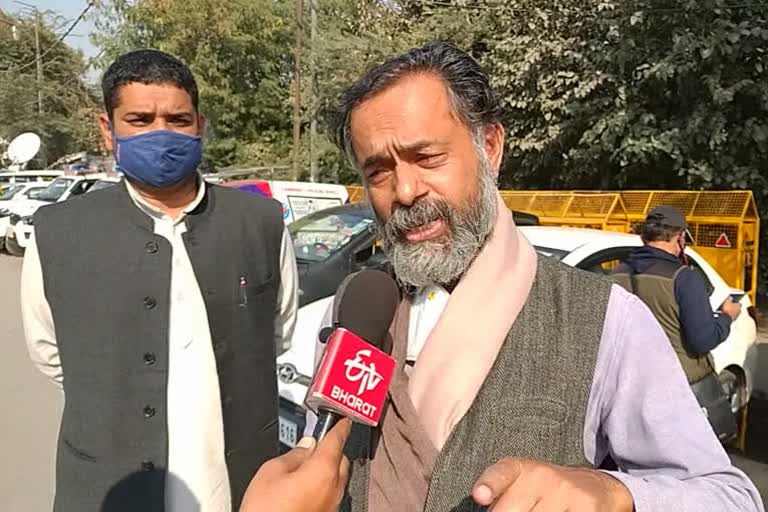 Yogendra Yadav meet farmers at Singhu border