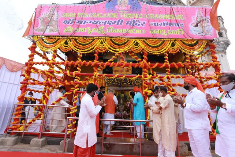 केंद्रीय गृह मंत्री अमित शाह ने पूजा-अर्चना की.