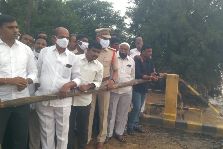 rajampet mp mithun reddy visits cyclone affected areas in punganur at chittor