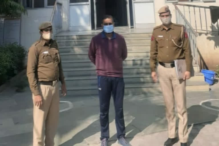 okhla police arrested  absconding accused