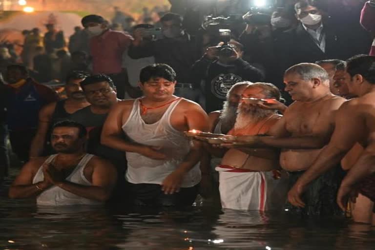 cm-bhupesh-baghel-takes-a-holy-dip-at-mahadev-ghat-in-raipur