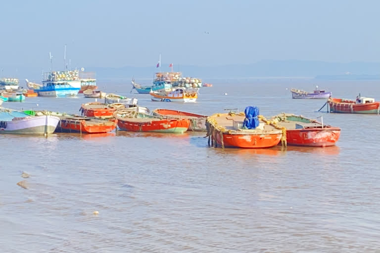 A fishing boat from Vasais Killabandar has been stucked in sea