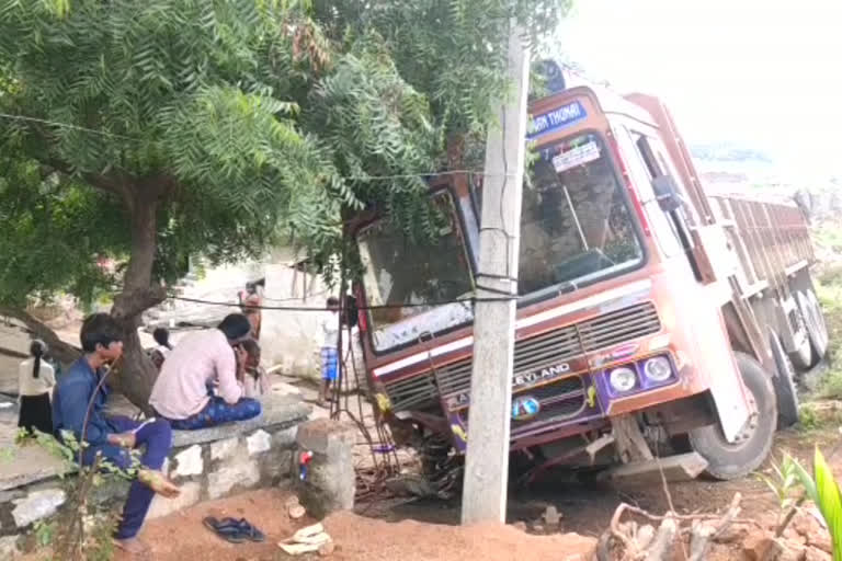 Lorry crashed into the house