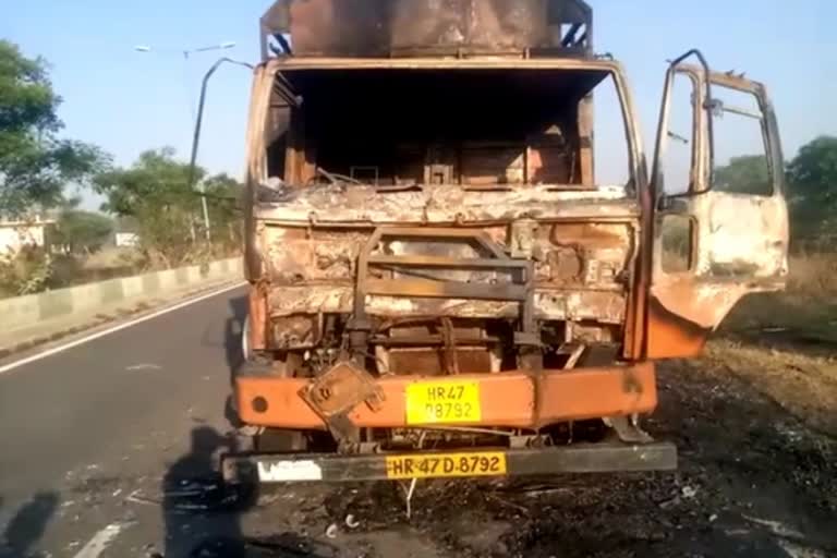 Fire in truck, केन्ट्रा गाड़ी में लगी आग