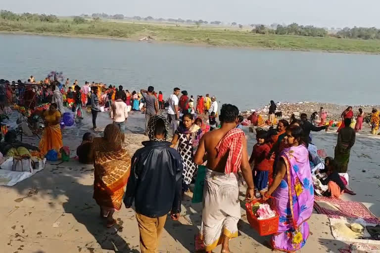 crowds of devotees gathered at ganga in sahibganj