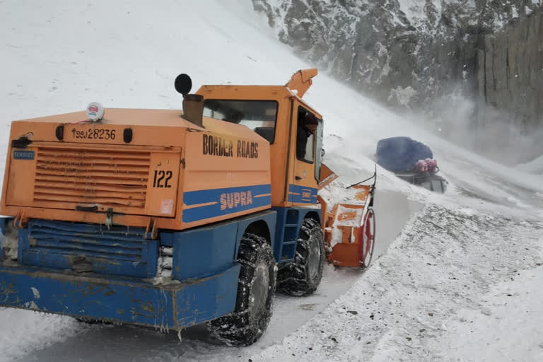 5 Passengers Stranded