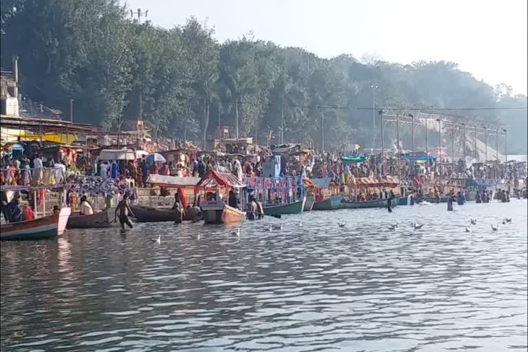 Devotees throng to the Narmada coast