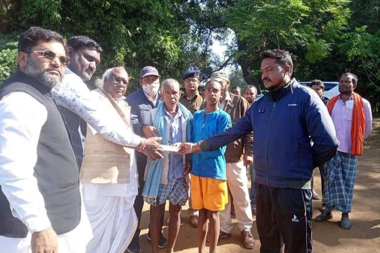 The family of the deceased was given compensation amount in balrampur