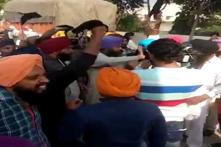 Farmers showed black flags to Anil Vij in Ambala