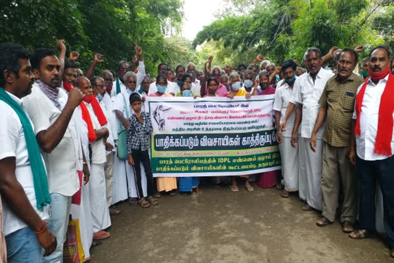 இருகூர் தேவனகொந்தி எண்ணெய் குழாய் பதிக்கும் திட்டம்  பாரத் பெட்ரோலிய குழாய் பதிக்கும் திட்டம்  எண்ணெய் குழாய் பதிக்கும் திட்டத்தை கைவிடக் கோரி விவசாயிகள் ஆர்ப்பாட்டம்  Farmers protest demanding abandonment of oil pipeline project  Bharat Petroleum Pipe Laying Project  Irugur Devanakondi oil pipeline project  IDPL Pipieline Project Issue